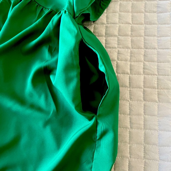Green dress/ silky material / side pockets - Picture 2 of 4